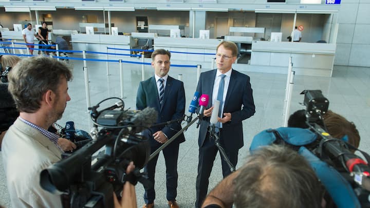Ingolf Schumacher (r), Vorsitzer Tarifpolitik Vereinigung Cockpit und Janis Schmitt, Pressesprecher der Vereinigung Cockpit