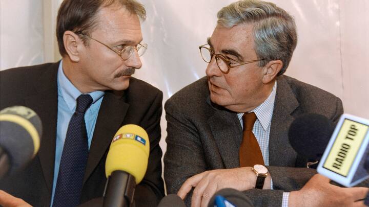 Crossair-Chef Andre Dose, links, und Moritz Suter, rechts, aufgenommen am 25. Novewmber 2001 in Birchwil, nachdem spaet am Samstag eine Crossair-Maschine beim Anflug auf den Flughafen Zuerich-Kloten abegestuerzt ist. (KEYSTONE/Martin Ruetschi)Crossair boss, Andre Dose, left,  and president Moritz Suter, adresse the press after a Crossair jet crashed late Saturday, November 25, 2001, in Birchwil, during it's approach to Zurich airport. (KEYSTONE/Martin Ruetschi)