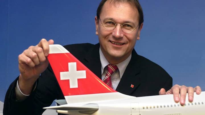 Andre Dose, CEO of the new Swiss airline Swiss International Air Lines, poses next to an airbus model in Frankfurt, December 2, 2002.  (KEYSTONE/DPA/Werner Baum) ===  ===