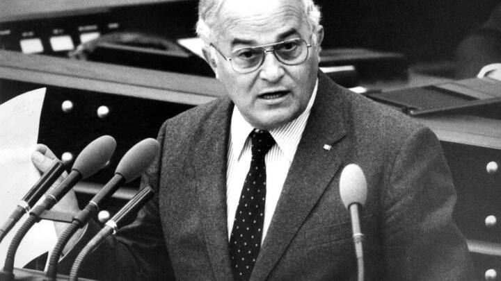 Der CDU-Abgeordnete Rainer Barzel haelt hier das Koalitionsprogramm von CDU, CSU und FDP bei seiner Begruendung des Misstrauensantrags gegen Bundeskanzler Helmut Schmidt am 1. Oktober 1982 im Bundestag. Der fruehere CDU-Parteichef und ehemalige Bundestagspraesident Rainer Barzel ist tot. Der langjaehrige Unionsfraktionschef im Bundestag starb im Alter von 82 Jahren nach langer, schwerer Krankheit, wie eine Parteisprecherin am Samstag, 26. August 2006, der AP in Berlin sagte. (AP Photo/hl)