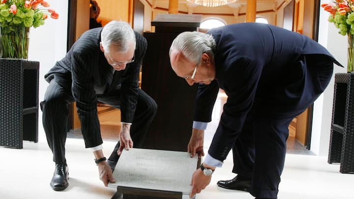 Stadtpraesident Elmar Ledergerber, links, und Investor Urs Schwarzenbach, rechts, fuegen eine gravierte Tafel in den Boden ein, am Dienstag, 18. Maerz 2008, bei der Einweihung des Hotels Dolder Grand in Zürich.