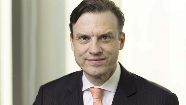 Porträt von Patrick Frost, CEO der Swiss Life Group, aufgenommen am Swiss Life Hauptsitz in Zürich.