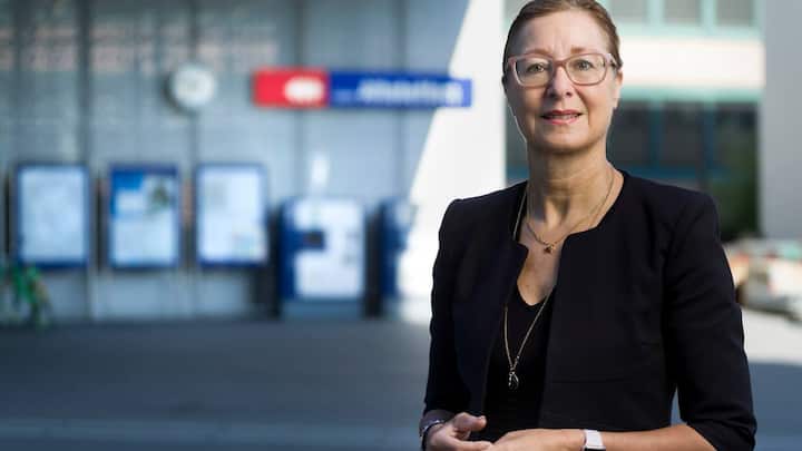 Jeannine Pilloud, Swiss Federal Railways delegate in an industry committee for the development of public transportation, portrayed at Zurich Altstetten train station, Switzerland, on July 9, 2018. (KEYSTONE/Gaetan Bally) Jeannine Pilloud, SBB Delegierte fuer OEV-Branchenentwicklung, portraetiert am 9. Juli 2018, am Bahnhof Zuerich Altstetten. (KEYSTONE/Gaetan Bally)