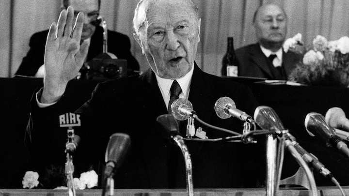 BEIFALL - erhielt Bundeskanzler Dr. Konrad Adenauer beim elften Parteitag der Christlich Demokratischen Union, den er in seiner Eigenschaft als CDU-Vorsitzender am 03. Juni 1962 in Dortmund eroeffnete. Der 86-jaehrige Kanzler wurde von ueber tausend Delegierten begeistert gefeiert. Hier der Kanzler waehrend seiner Eroeffnungsansprache. Im Hintergrund rechts der Bundesminister fuer Gesamtdeutsche Fragen, Ernst Lemmer. (AP Photo/PH)