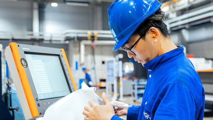 Ein chinesischer Arbeiter in der Fabrik von Georg Fischer