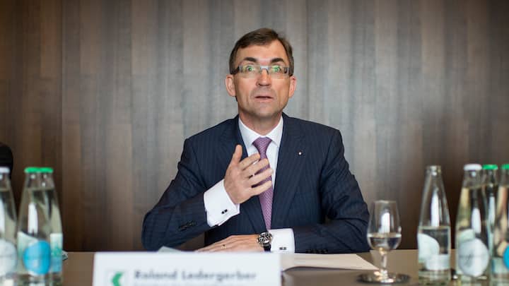 CEO Roland Ledergerber spricht anlaesslich der Medienkonferenz zur Praesentation der Jahreszahlen 2014 der St. Galler Kantonalbank am Mittwoch, 11. Februar 2015 in Zuerich. Bei der St. Galler Kantonalbank (SGKB) haben 2014 das Tiefzinsumfeld und der Verkauf von Unternehmensteilen den Ertrag gedrueckt. So fiel der Erfolg aus dem Zinsengeschaeft um 3,7 Prozent auf 294,5 Mio. Fr. und jener aus dem Kommissionsgeschaeft um 14,2 Prozent auf 118,5 Mio. Franken. (KEYSTONE/Ennio Leanza).