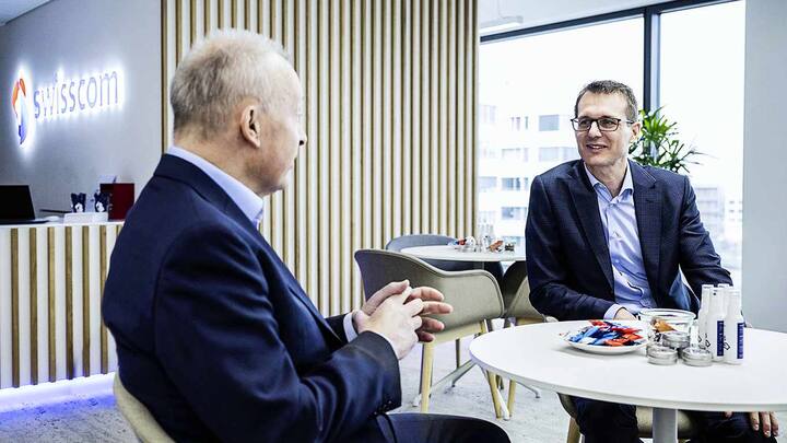 Urs Schaeppi, CEO Swisscom, links, spricht mit Christoph Aeschlimann kurz vor der Bilanzmedienkonferenz zum Jahresabschluss, aufgenommen am Donnerstag, 3. Februar 2022 in Zuerich. (KEYSTONE/Ennio Leanza)