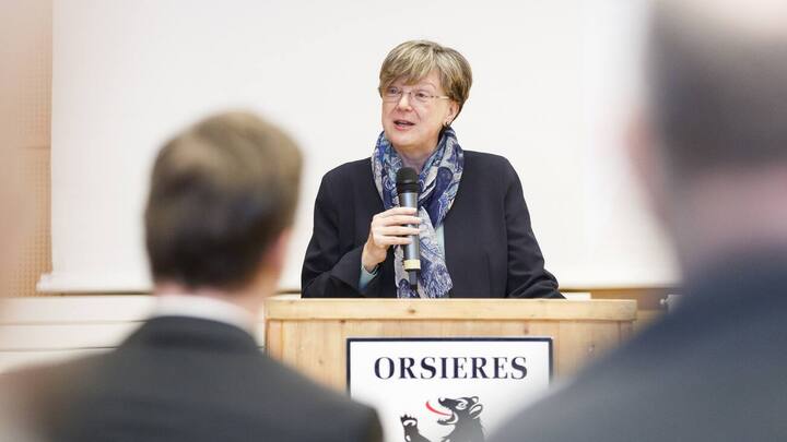 Isabelle Chassot, directrice de l'Office federal de la culture, parle lors de la Ceremonie d'inscription de l'Alpinisme sur la liste representative du patrimoine culturel immateriel de l'UNESCO (Organisation des Nations unies pour l'education, la science et la culture) ce vendredi, 13 decembre 2019 a Orsieres, Suisse. (KEYSTONE/Cyril Zingaro)