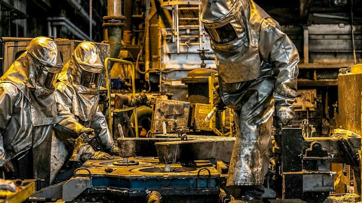 Arbeiter in einer ­Aluminiumfabrik im Süden Frankreichs produzieren mit ­Alu-Pressbarren, ­sogenannten Billets, ein begehrtes Gut.