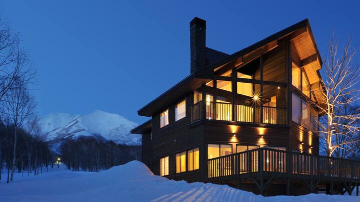 Chalet Kitsutsuki im Alpenstil in Japans Skiregion Niseko 