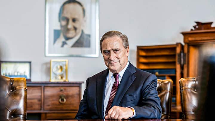 Walter Frey fotografiert am Geschäftssitz der Emil Frey in Zürich Altstetten, am 27. Mai 2020. Im Hintergrund ein Porträt seines Vaters, dem Firmengründer Emil Frey.