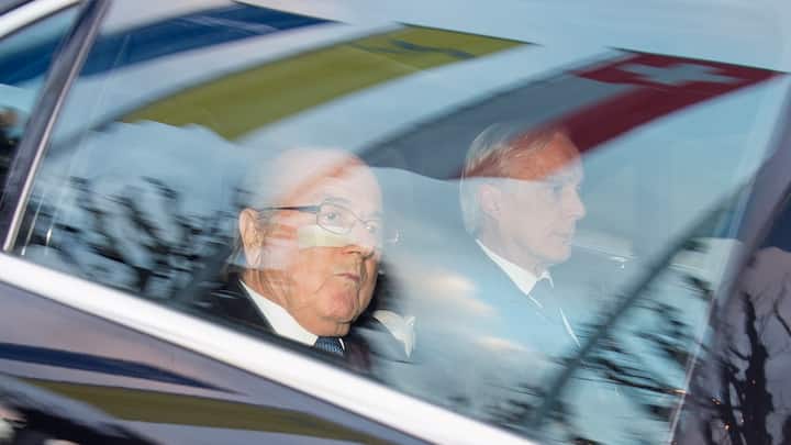 Sepp Blatter (l.) und sein Anwalt Lorenz Erni