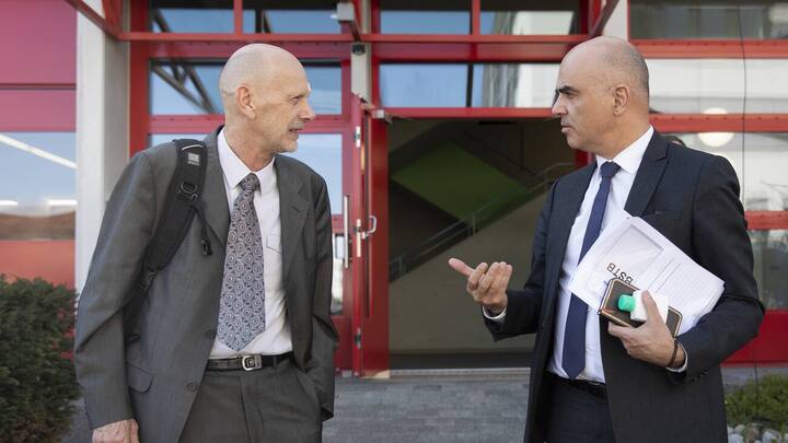 Bundesrat Alain Berset, rechts, und Daniel Koch, Leiter Abteilung uebertragbare Krankheiten BAG, diskutieren vor einem Besuch im Coronavirus "Drive-In" Testcenter des Kantons Luzern, am Dienstag, 31. Maerz 2020 in Luzern. (KEYSTONE/Peter Klaunzer)