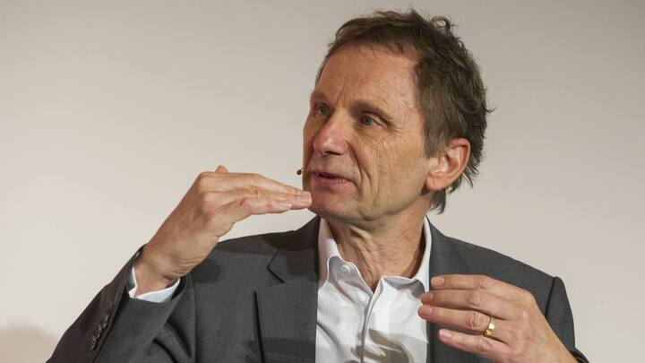 Res Strehle, Chefredaktor Tages-Anzeiger, spricht an der Medienkonferenz des Verbandes Schweizer Medien im Rahmen des Schweizer Medienkongresses, am Freitag, 12. September 2014, in Interlaken. (KEYSTONE/Anthony Anex)