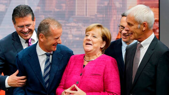 Herbert Diess mit Bundeskanzlerin Angela Merkel