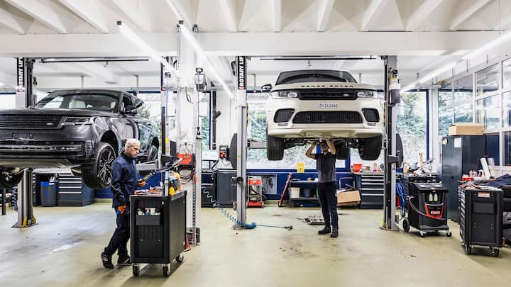 blick in diewerkstattDie Zentrale der Gruppe in Zürich Altstetten ist kaum von aussen zu erkennen – und vor allem eine grosse Garage.