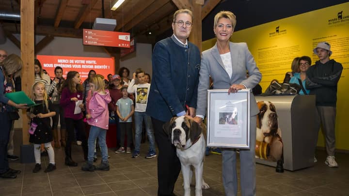 La Conseillere federale Karin Keller-Sutter pose avec, Zeus, le chien Saint-Bernard et Jean-Rene Fournier, gauche, Conseiller aux Etats valaisan lors d'une visite au Barryland, le musee des chiens du saint-bernard ce mardi 22 octobre 2019 a Martigny. La Conseillere federale Karin Keller-Sutter a ete designee marraine de Zeus, le chien Saint-Bernard de six mois. (KEYSTONE/Jean-Christophe Bott)