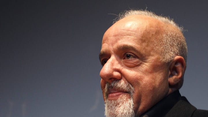 Der brasilianische Autor Paolo Coelho erscheint am Dienstag, 14. Oktober 2008, zur Eroeffnungs-Pressekonferenz der Buchmesse in Frankfurt am Main. (AP Photo/Daniel Roland) ---Brazilian author Paolo Coelho arrives at a news conference for the upcoming international Book Fair in Frankfurt, central Germany, Tuesday, Oct. 14, 2008. (AP Photo/Daniel Roland)