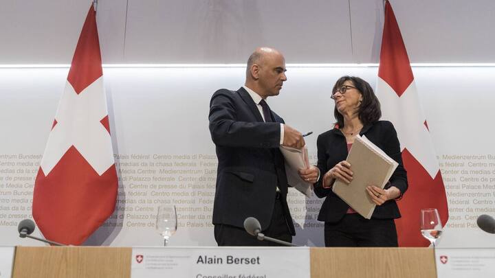 Bundesrat Alain Berset, links, diskutiert mit der St. Galler Regierungsraetin Heidi Hanselmann, Praesidentin der Schweizerischen Konferenz der kantonalen Gesundheitsdirektorinnen und -direktoren, nachdem sie ueber die neuen Massnahmen gegen die Ausbreitung des Coronavirus informiert haben, am Freitag, 28. Februar 2020 in Bern. (KEYSTONE/Alessandro della Valle)