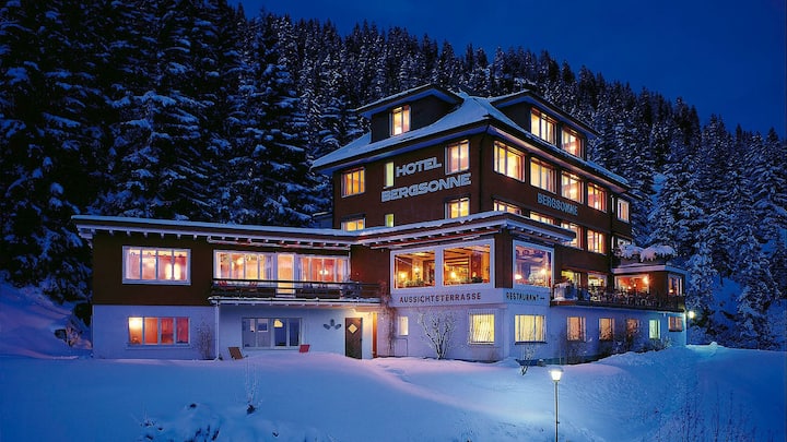 rigi-kaltbad-hobeso-hotel-aussen-nacht-bergsonne.jpg