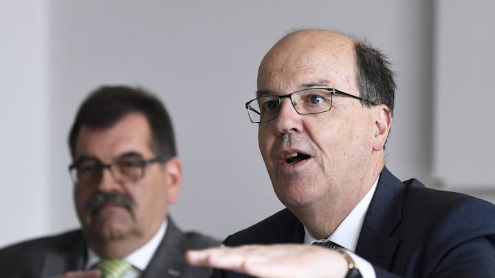 ABD0064_20190711 - WIEN - ÖSTERREICH: Bombardier Schweiz Geschäftsführer Stephane Wettstein und der Direktor der Verkehrsbetriebe Zürich Guido Schoch (R.) im Rahmen einer Präsentation der Straßenbahn Flexity Zürich am Donnerstag, 11. Juli 2019, bei Bombardier in Wien. - FOTO: APA/ROBERT JAEGER