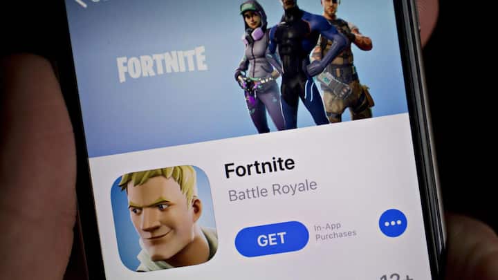 Blick auf ein iPhone. Dort ist im App Store das Videospiel Fortnite verfügbar.
