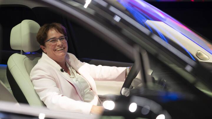 CEO Magdalena Martulla-Blocher sitzt in einem Nio Elektroauto, zu dem die Ems Chemie Teile herstellt, nach der Bilanzmedienkonferenz zum Halbjahresabschluss der Ems Chemie, am Freitag, 14. Juli 2023, in Domat/Ems. (KEYSTONE/Gian Ehrenzeller)