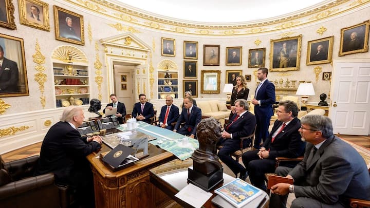 Erste Reihe: Dufour (4. v.l.) mit der Schweizer Delegation im Oval Office. Outcome: Zölle von 39 auf 15 Prozent gesunken, rückwirkend per 14. November.