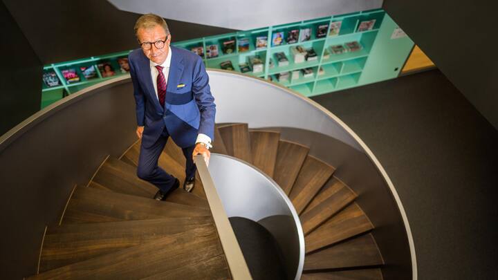 Im Rahmen des Gesprächs mit der BILANZ in Zürich steigt Jörg Wolle eine Wendeltreppe in der Redaktion herauf.