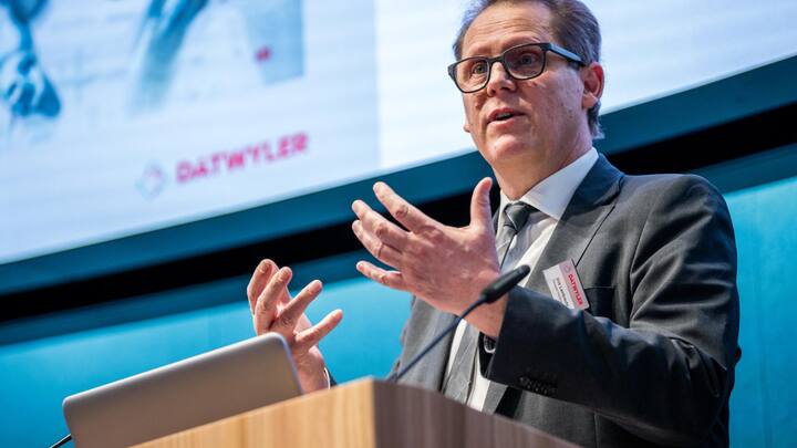 Dirk Lambrecht, CEO der Dätwyler Gruppe, 2018 an einer Bilanz-Medienkonferenz in Zürich.