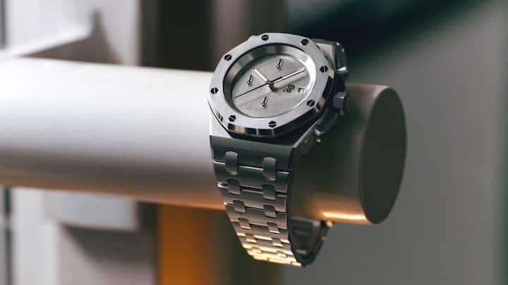 Die Royal Oak Offshore in Weissgold mit 42 Millimetern Durchmesser wiegt knapp 400 Gramm.