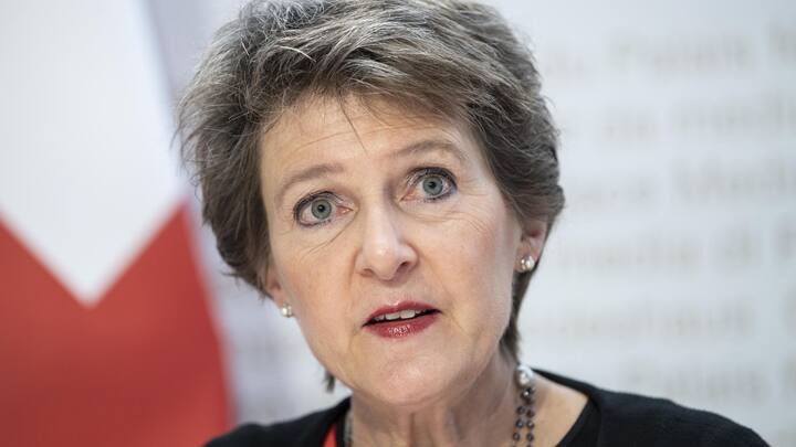 Bundespraesidentin Simonetta Sommaruga spricht an einer Medienkonferenz ueber Covid-19 Entscheide, am Freitag, 19. Juni 2020, in Bern. (KEYSTONE/Peter Schneider)