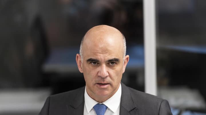 Federal coucillor and Swiss health minister Alain Berset talks to the media after his visit to Swiss pharma and biotech company Lonza manufacturing the Covid-19 vaccine for US biotech company Moderna in Visp, Switzerland, on Monday, January 11, 2021. (KEYSTONE/Alessandro della Valle)