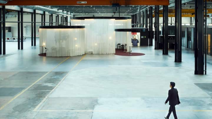 Sabrina Soussan durchquert eine riesige Halle der Dormakaba.