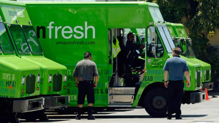 Ein «Amazon Fresh»-Truck parkiert bei einem Warenhaus in Inglewood in Kalifornien. Amazon startete seinen Bestellservice von Frischprodukten 2013.