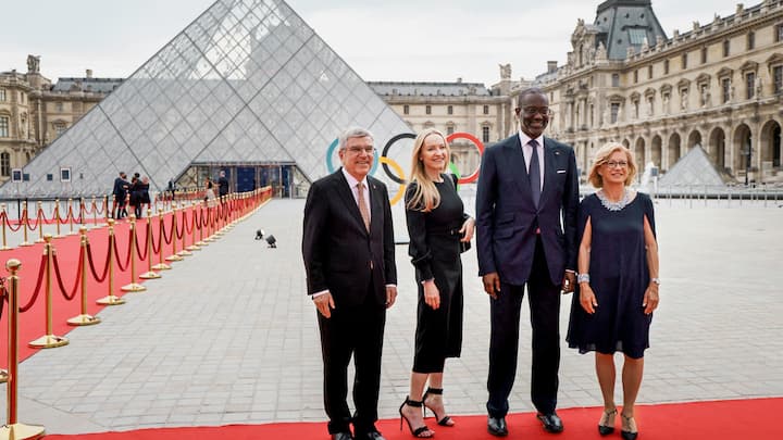 Bestens vernetzt: Mit IOC-Präsident Thomas Bach und dessen Gattin Claudia ­(ganz rechts) sowie seiner Frau Marie-Soazic Geffroy am Vorabend der Eröffnung der Olympischen Spiele vor dem Louvre in Paris.