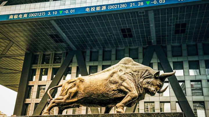 ShenzhenVom Bullen, der die Kurse in die Höhe wirft, war vor der chinesischen Börse in den vergangenen Monaten kaum etwas zu sehen. Trotz der günstigen Bewertungen sind Experten noch vorsichtig. Bisher steigen nur wenige Schnäppchenjäger ein.