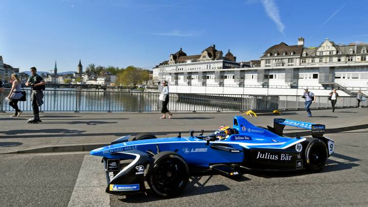 Ein Formel-E Rennwagen mit Sebastien Bümi am Steuer auf der Zuercher Bahnhofsbrücke .