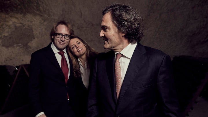 Die eigentümerder maisonClovis, Vitalie und ganz rechts ihr Vater Pierre-Emmanuel Taittinger.
