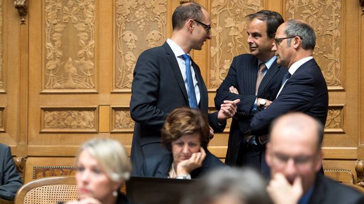 Martin Candinas, CVP-GR, links, Gerhard Pfister, CVP-ZG, Mitte, und Daniel Faessler, CVP-AI, sprechen an der Herbstsession der Eidgenoessischen Raete in der Debatte zur Steuerung der Zuwanderung und Vollzugsverbesserungen bei den Freizuegigkeitsabkommen, am Mittwoch, 21. September 2016 im Nationalrat in Bern. (KEYSTONE/Anthony Anex)