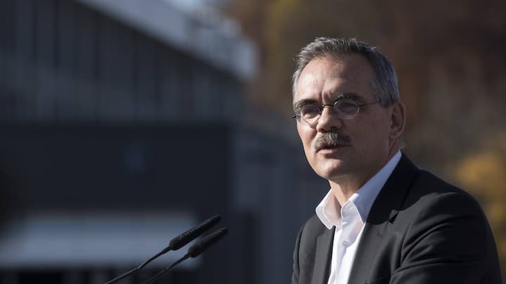 Jean-Francois Steiert, directeur de l'amenagement, de l'environnement et des constructions du canton de Fribourg, fais un discours lors de l'inauguration du pont routier du Tiguelet, qui relie Belfaux a la zone industrielle de Givisiez, ce lundi, 12 novembre 2018 a Givisiez. (KEYSTONE/Adrien Perritaz)