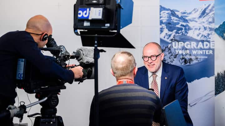 Juerg Schmid, Direktor Schweiz Tourismus spricht an der Winter Medienkonferenz von Schweiz Tourismus, fotografiert am Dienstag, 7. November 2017 in der Cigarettenfabrik in Zuerich. (PPR/Manuel Lopez).