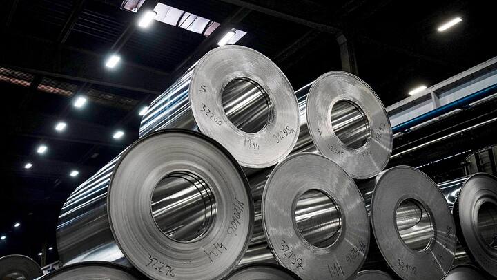 Aluminium, hier in einer serbischen ­Fabrik in Blechrollen gelagert, wird im Leichtbau eingesetzt und ist ein Profiteur der Elektromobilität.