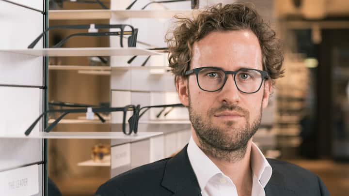 Kilian Wagner, co-founder and executive director of VIU Eyewear AG, a Swiss label for glasses, poses for a photograph at the Viu store at Schoffelgasse in Zuerich, Switzerland, on November 28, 2017. (KEYSTONE/Christian Beutler)Kilian Wagner, Mitbegruender und Geschaeftsfuehrer des Schweizer Brillenlabels Viu Eyewear AG, posiert am 28. November 2017 fuer ein Portrait im VIU Laden an der Schoffelgasse in Zuerich. (KEYSTONE/Christian Beutler)