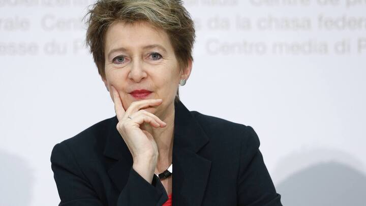 ARCHIV - AM 11. DEZEMBER 2019 WIRD SIMONETTA SOMMARUGA VORAUSSICHTLICH ZUR BUNDESPRAESIDENTIN GEWAEHLT, DAZU STELLEN WIR IHNEN FOLGENDES BILDMATERIAL ZUR VERFUEGUNG - Bundesraetin Simonetta Sommaruga waehrend einer Medienkonferenz, am Montag, 12. Maerz 2018 in Bern. (KEYSTONE/Peter Klaunzer)