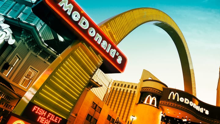 Wer die McDonald’s-Aktie vor 20 Jahren für 22 Dollar gekauft hat, kann sich nicht nur über eine Verdreizehnfachung des Kurses freuen. Jährlich klingelt auch die Kasse bei den Dividendenzahlungen. Auf den Einstiegskurs gerechnet, liegt die Dividendenrendite bei mehr als 30 Prozent.