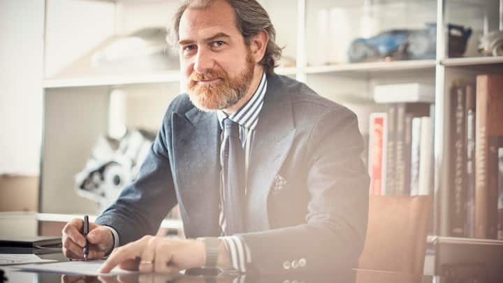 Fabrizio Buonamassa beim Zeichnen.