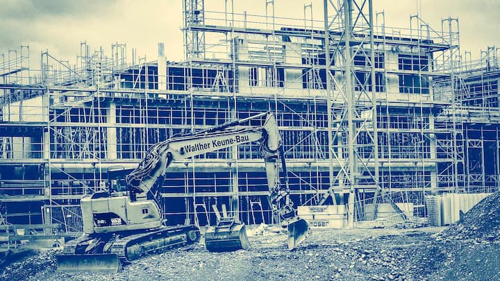 Neubauten im Freiburger Westen. Die Baubranche sieht schwierigen Zeiten entgegen: Anstieg der Bauzinsen, Lieferengpaesse, Materialmangel. Foto: Winfried Rothermel