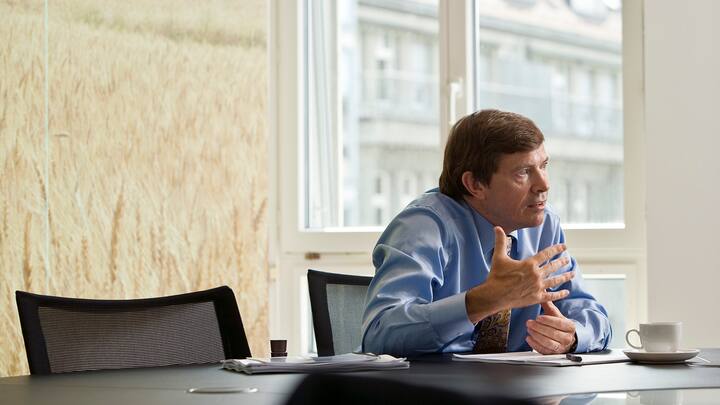 Owen Killian, CEO of specialty bakery company Aryzta AG, gesticulates during an interview on July 14, 2009 in Zurich, Switzerland. (KEYSTONE/Gaetan Bally)Owen Killian, CEO des Backwarenkonzerns Aryzta AG, gestikuliert waehrend eines Interviews am 14. Juli 2009 in Zuerich. (KEYSTONE/Gaetan Bally)
