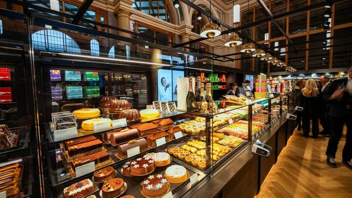 Grosse SprÃ¼ngli-WiedererÃ¶ffnung am ZÃ¼rcher Hauptbahnhof mit Milan Prenosil, PrÃ¤sident des Verwaltungsrats, Corinna Stoll, Filialleitung, Christoph Hollenweger, Leiter Vertrieb, Tomas Prenosil, CEO, Stefanie Winkler, Stv. Filialleitung am 03. November 2023 Â© 20 Minuten / Marco ZanggerÂ  +41 44 248 65 82 sonja.mulitze@20minuten.ch 20minuten.ch 20 Minuten, TX Group AG, Werdstrasse 21, Postfach, 8021 ZÃ¼rich